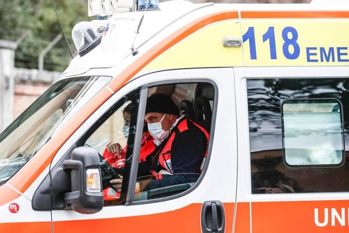 FIAMME SUL VOLTO PER UN UOMO AI FORNELLI, TRAGEDIA SVENTATA