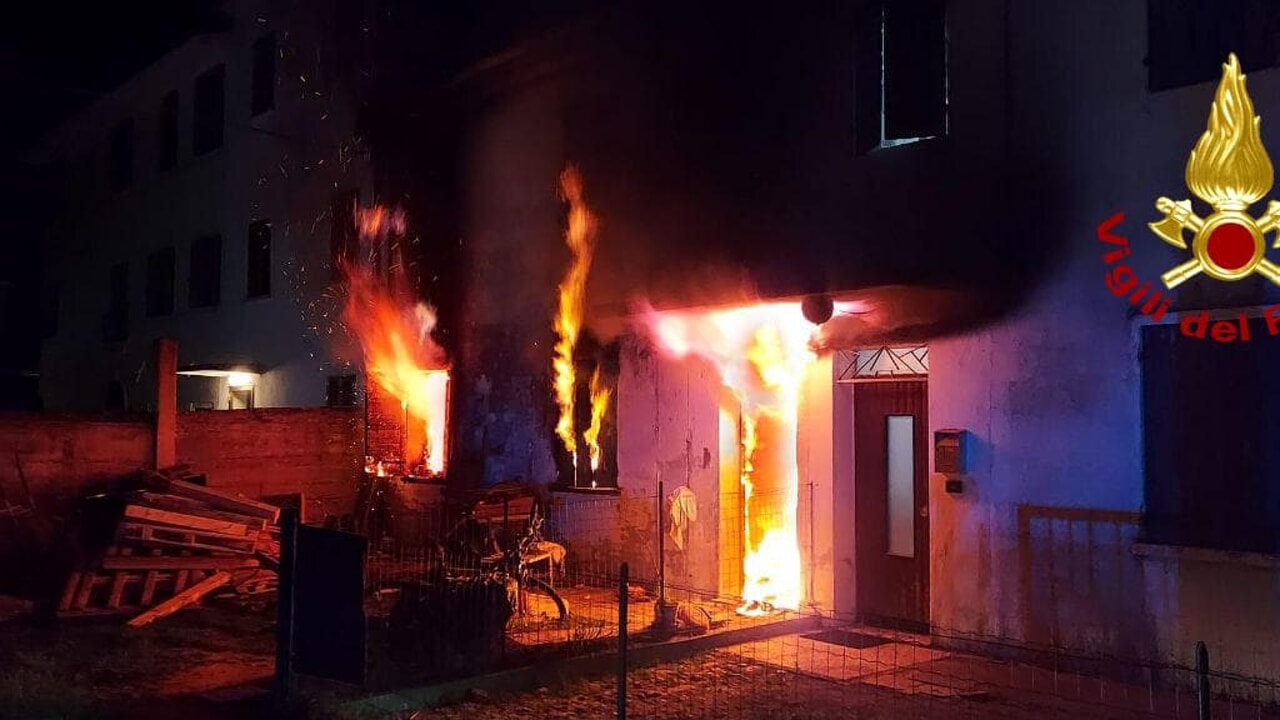 TREVISO, INCENDIO A UN'ABITAZIONE: DUE FERITI AL PRONTO SOCCORSO