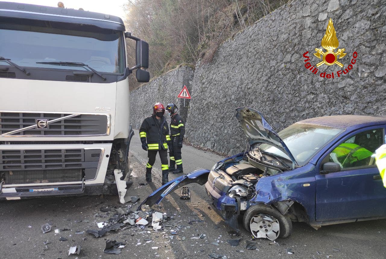 SEREN DEL GRAPPA (BL): INCIDENTE TRA AUTO E CAMION, FERITA UNA DONNA