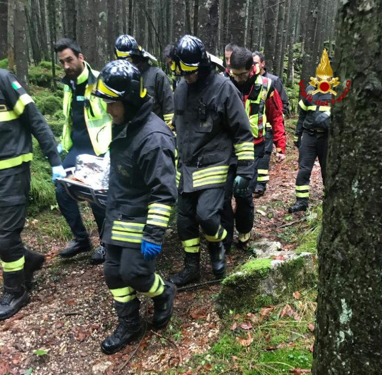 ASIAGO: OPERAIO FORESTALE SI FERISCE NEL BOSCO MENTRE TAGLIA UNA PIANTA