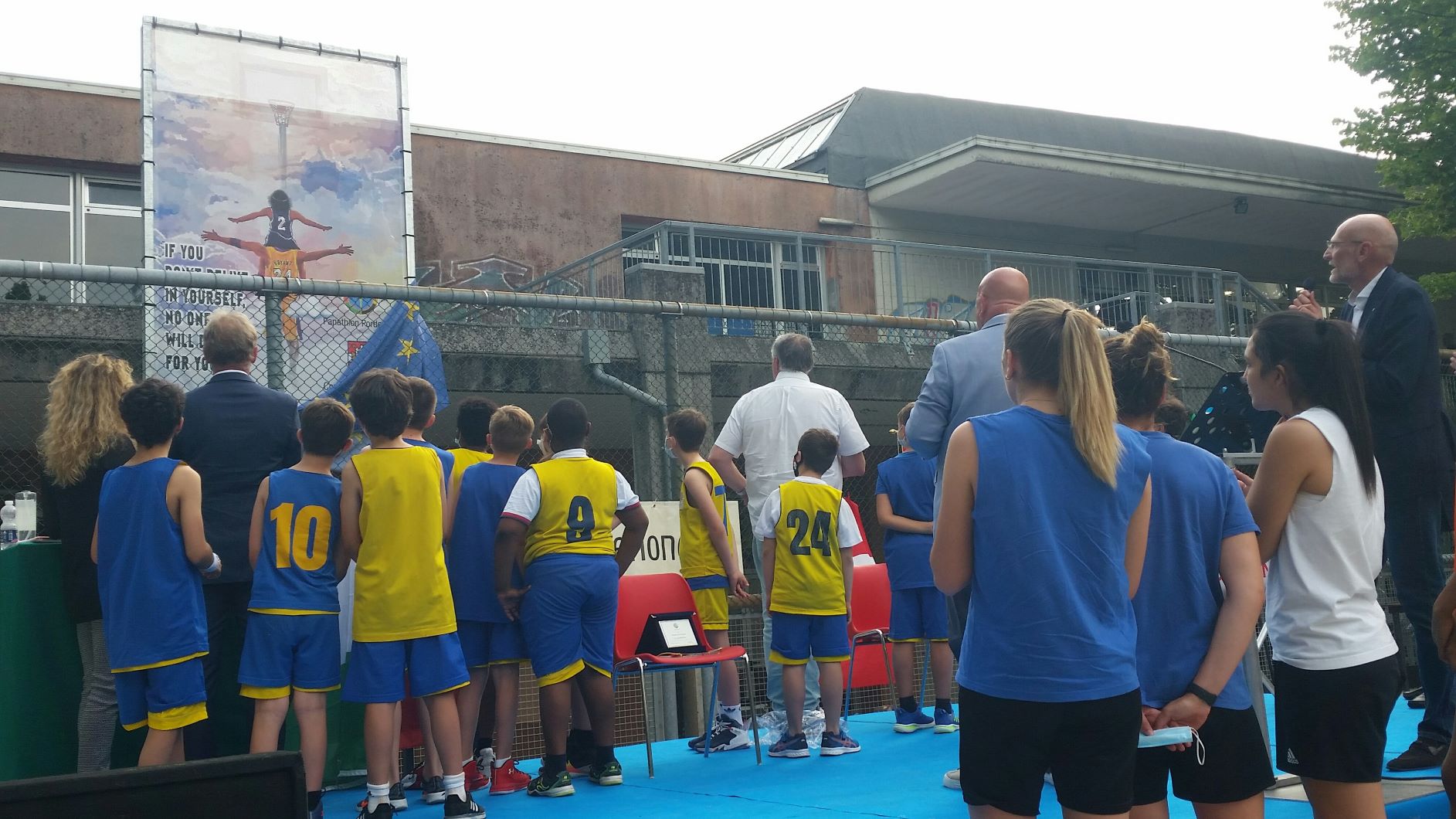 PORDENONE: CONSEGNATO IL PREMIO STUDENTE-SPORTIVO A 7 GIOVANI E SVELATO UN MANIFESTO IN ONORE DI KOBE E GIANNA BRYANT 