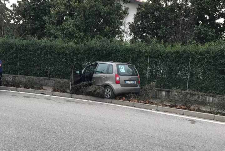 PORTOGRUARO: AUTO PERDE IL CONTROLLO E FINISCE SULL'AIUOLA