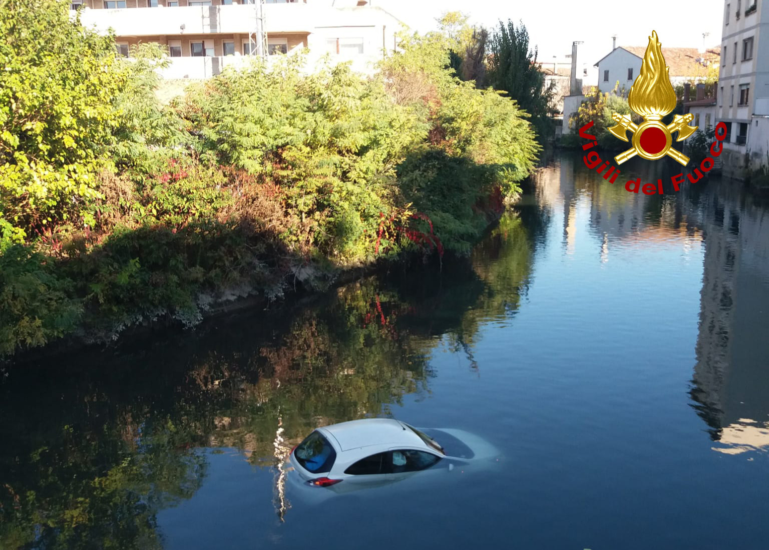 PORTOGRUARO: PARCHEGGIA MALE L'AUTO E IL VEICOLO FINISCE NEL FIUME