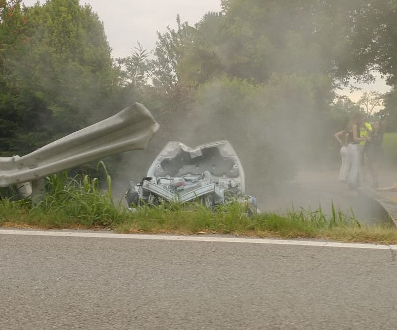 ESCE DI STRADA E L'AUTO PRENDE FUOCO, FERITA UNA GIOVANE DONNA