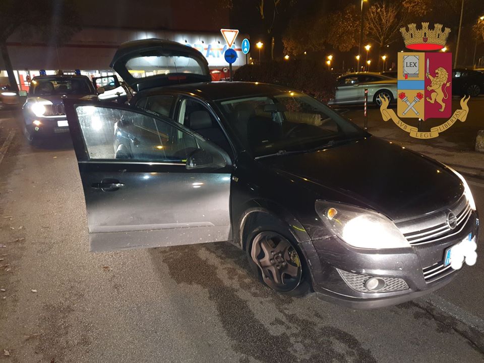 TREVISO: INSEGUIMENTO IN CENTRO, AUTO CONTROMANO FUGGE ALLA POLIZIA E SI SCHIANTA