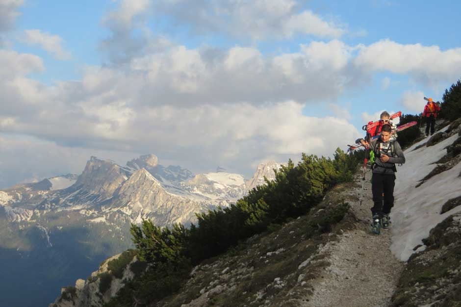 BELLUNO. CADE A TERRA BATTENDO IL VOLTO. FERITO IN MONTAGNA E TRATTO IN SALVO