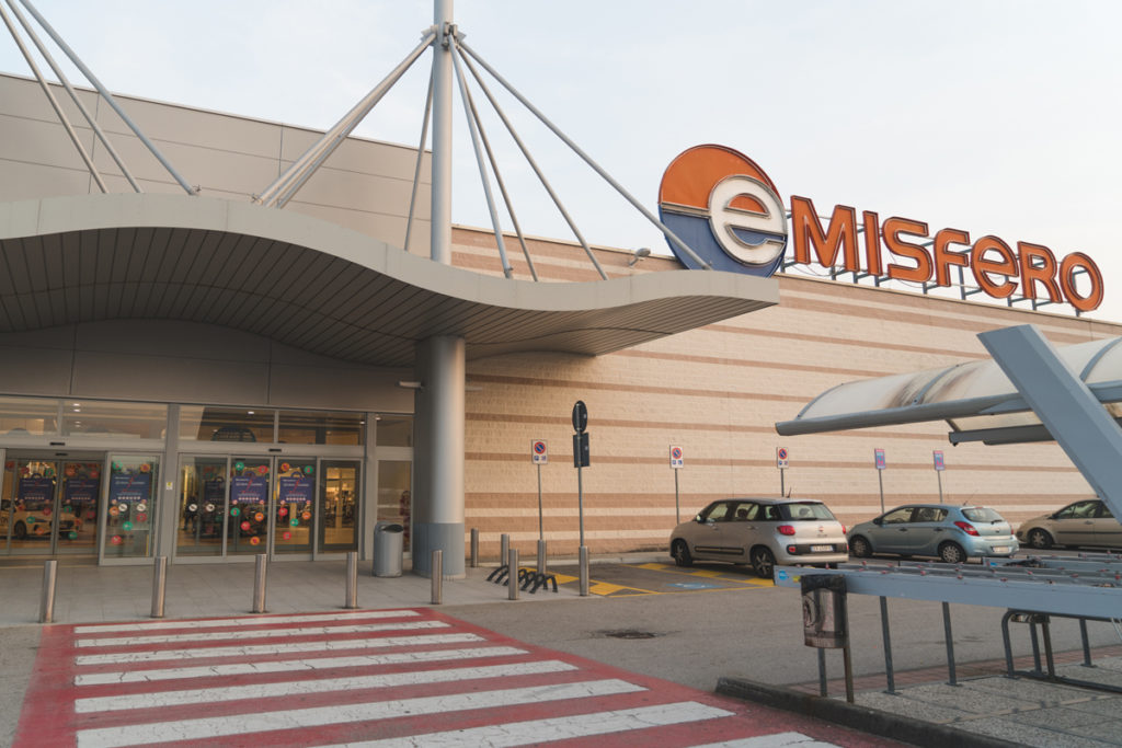 PORDENONE: FANNO ESPLODERE IL BANCOMAT ALL’INTERNO DEL CENTRO COMMERCIALE GRAN FIUME, BOTTINO DA 50.000 EURO