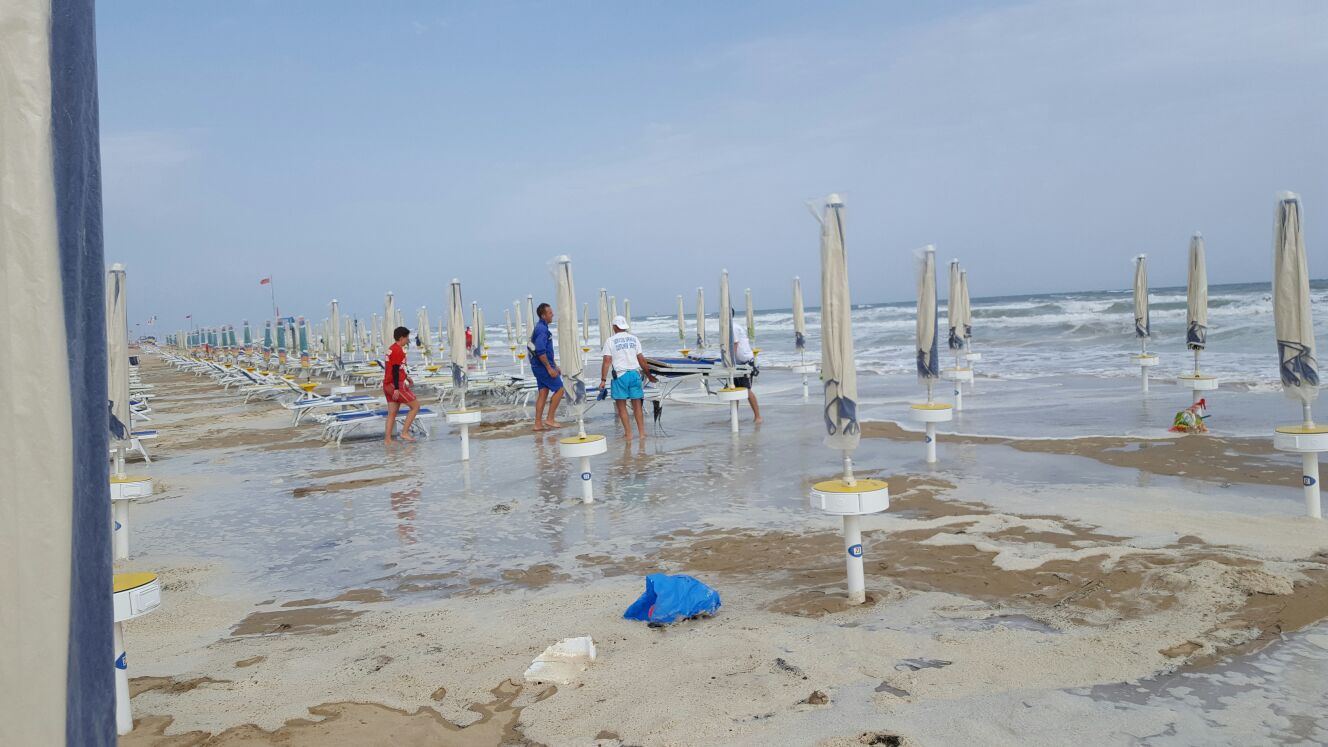 BIBIONE: MAREGGIATA ARRIVA ALLA QUINTA FILA DI OMBRELLONI