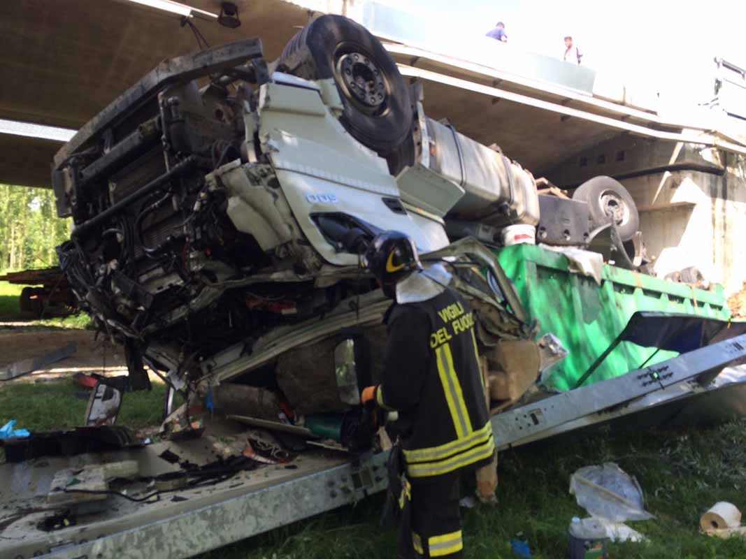 A28: MEZZO PESANTE ESCE DI STRADA E PRECIPITA