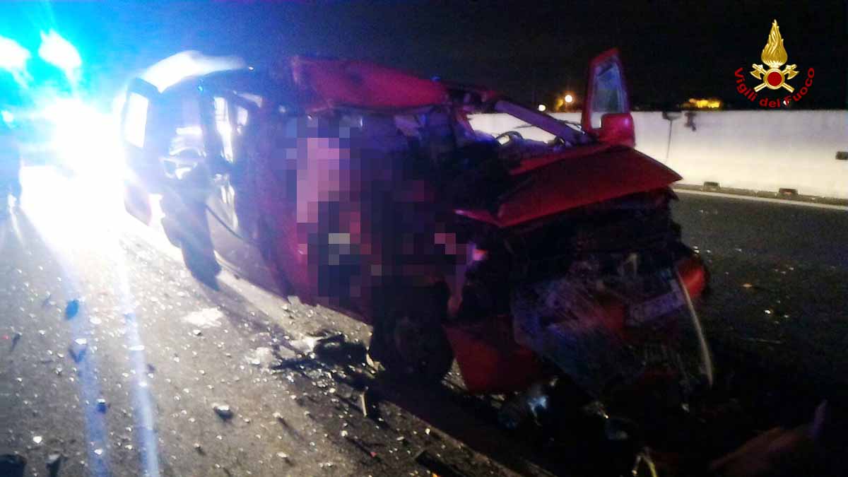 SCHIANTO NELLA NOTTE IN A4 TRA CESSALTO E NOVENTA: UNA VITTIMA E OTTO FERITI