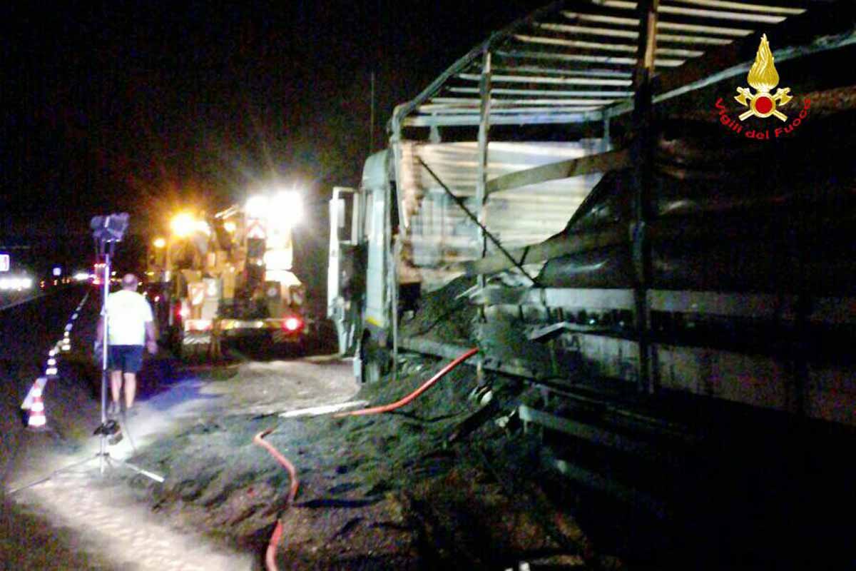 INCENDIO IN A13: A FUOCO UN AUTOTRENO, AUTOSTRADA CHIUSA FINO ALLE 2 DEL MATTINO