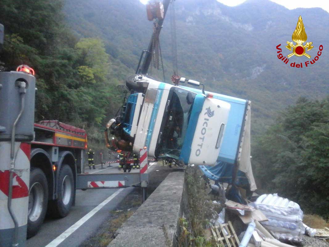 CAMION FINISCE SUI BINARI A QUERO-VAS