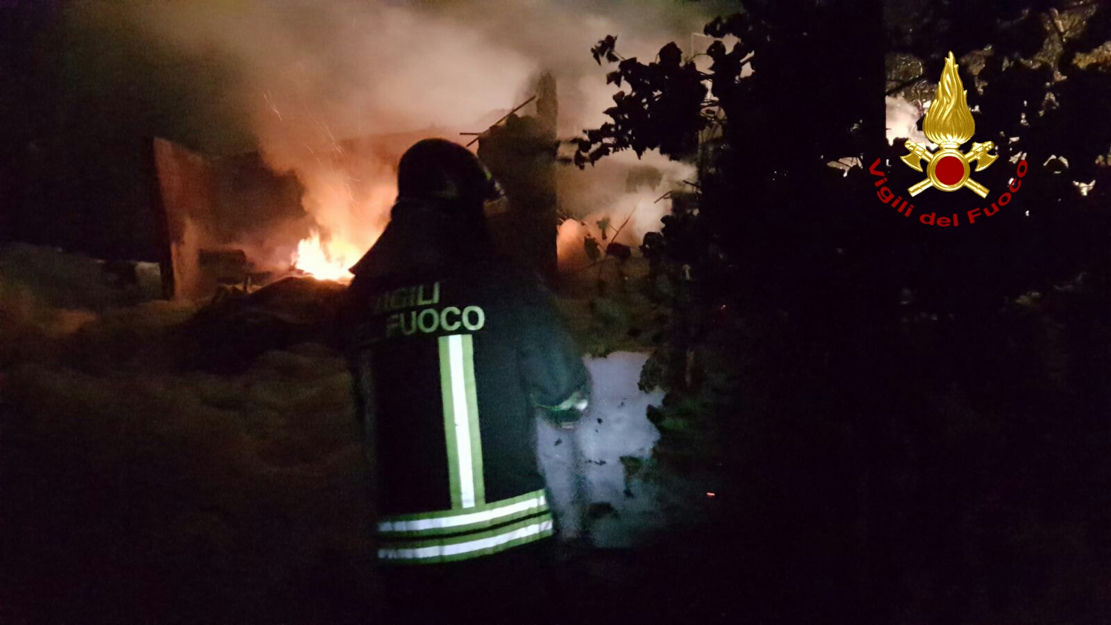 SAN DONA': VASTO INCENDIO AD UN CAPANNONE DI OLTRE 200MQ