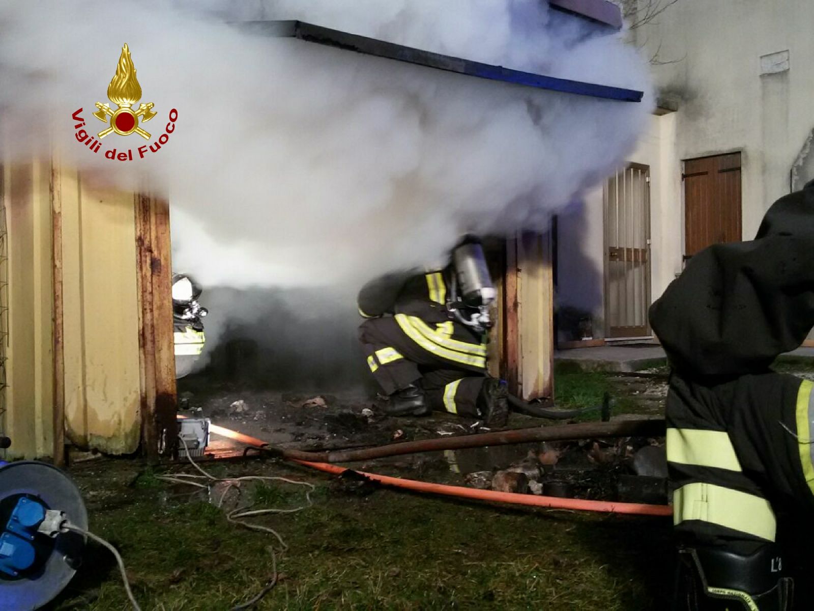 INCENDIO IN SERATA A CANEVA, A FUOCO UN GARAGE