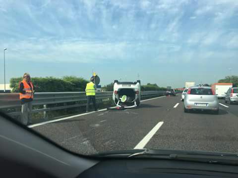 AUTO SI ROVESCIA IN AUTOSTRADA: PAURA IN A4