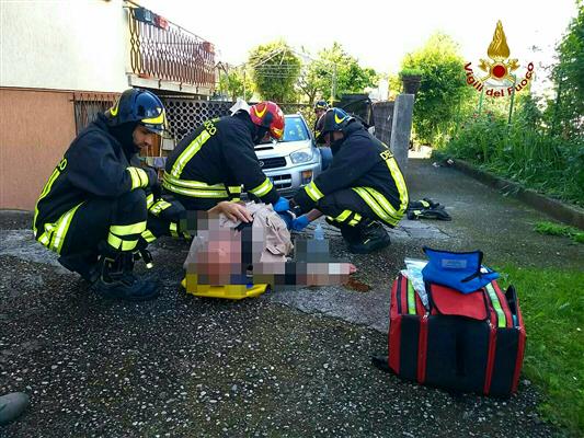 MANIAGO: PARCHEGGIA L'AUTO IN FOLLE E NEL TENTATIVO DI FERMARLA RESTA INCASTRATO