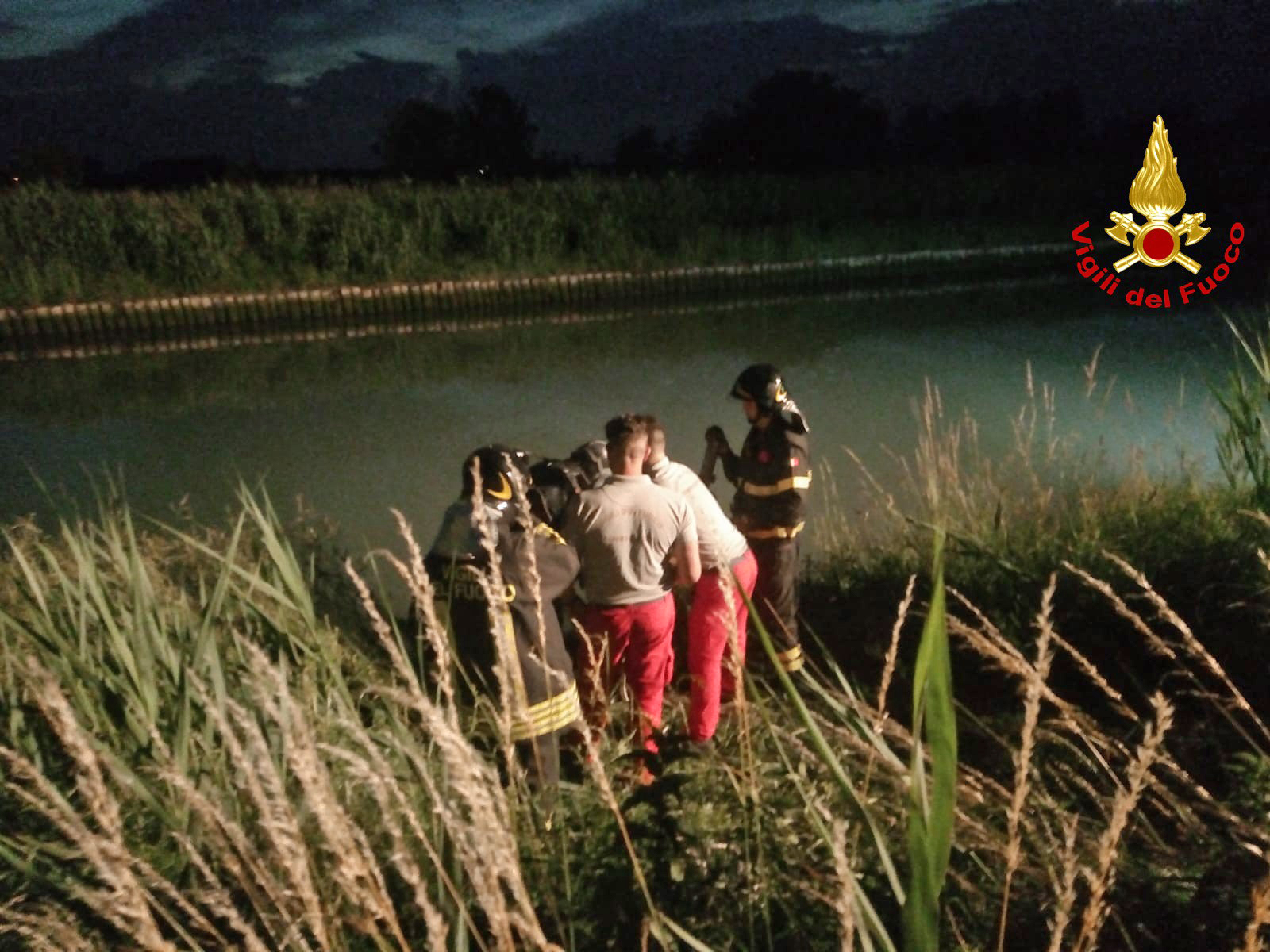 CAORLE: DONNA CON CANE A BORDO FINISCE NEL CANALE CON L'AUTO, SALVA