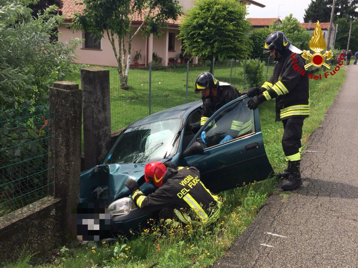 AUTO FUORI STRADA A PRAVISDOMINI, FERITO UN BAMBINO DI DUE ANNI