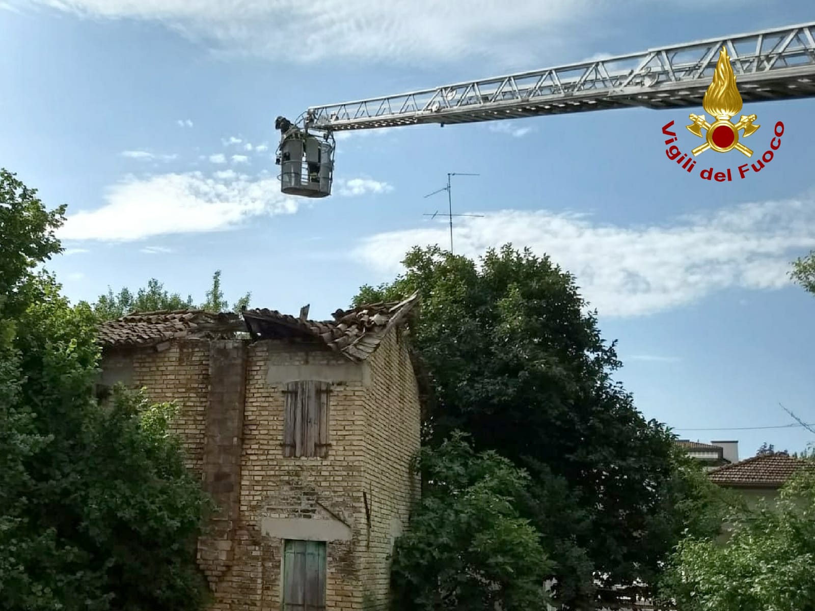 SACILE: CROLLA IL TETTO DELL'ABITAZIONE, SALVO L'INQUILINO