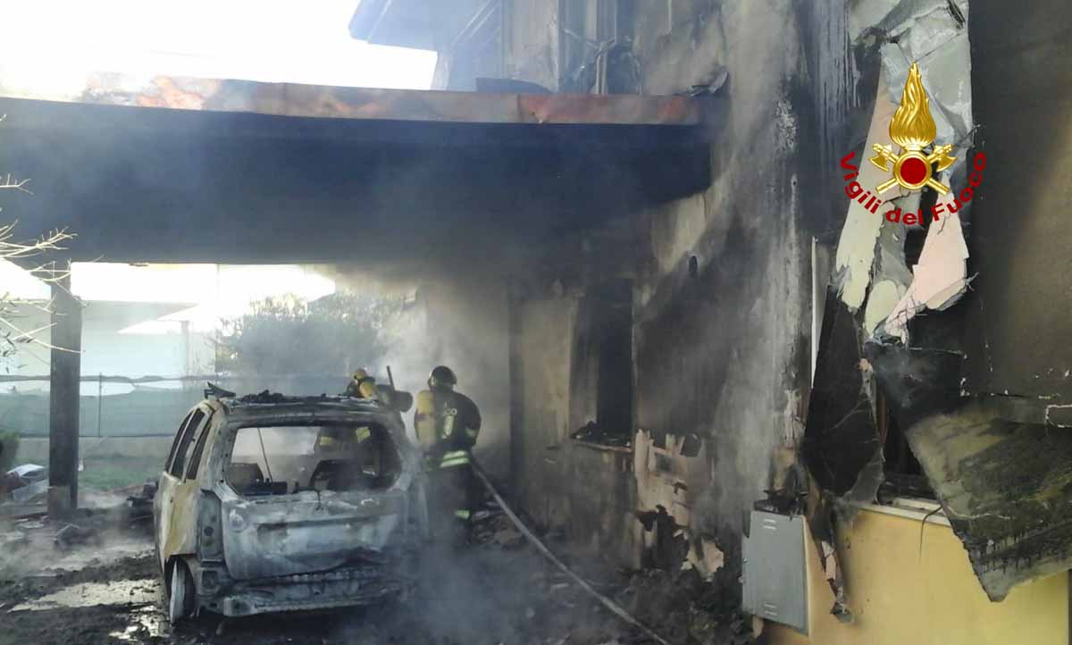 INCENDIO AD UN'ABITAZIONE NEL VENEZIANO: DUE CONIUGI IN SALVO