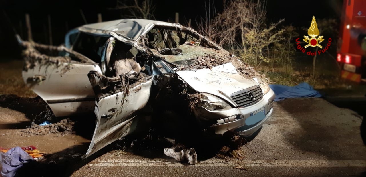 SCHIANTO NELLA NOTTE A GODEGA DI SANT'URBANO: PERDE LA VITA UN 19ENNE