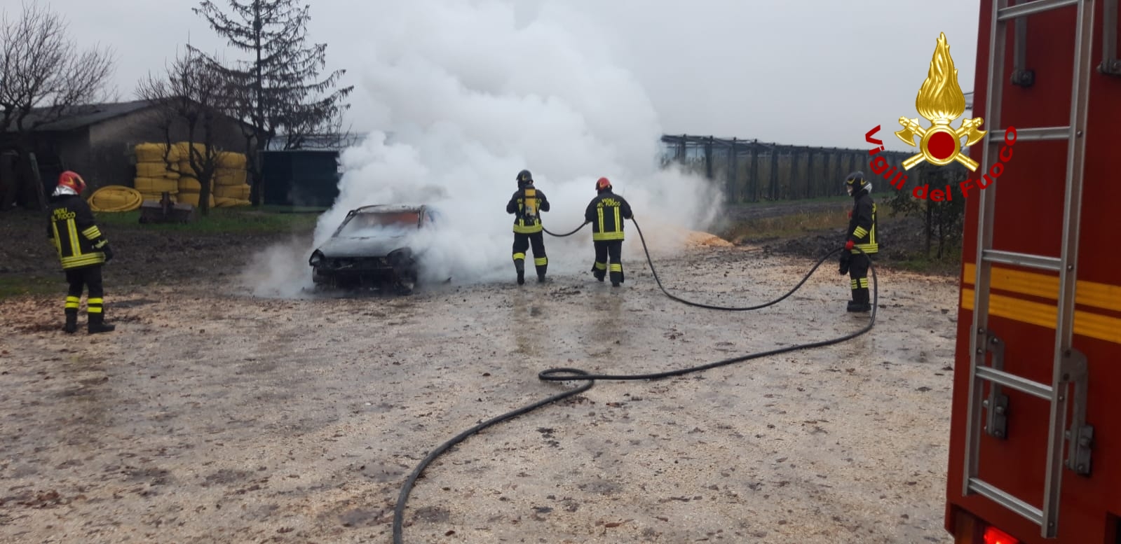 CONCORDIA SAGITTARIA: INCENDIO DI UN'AUTO, A FUOCO UN'OPEL ASTRA