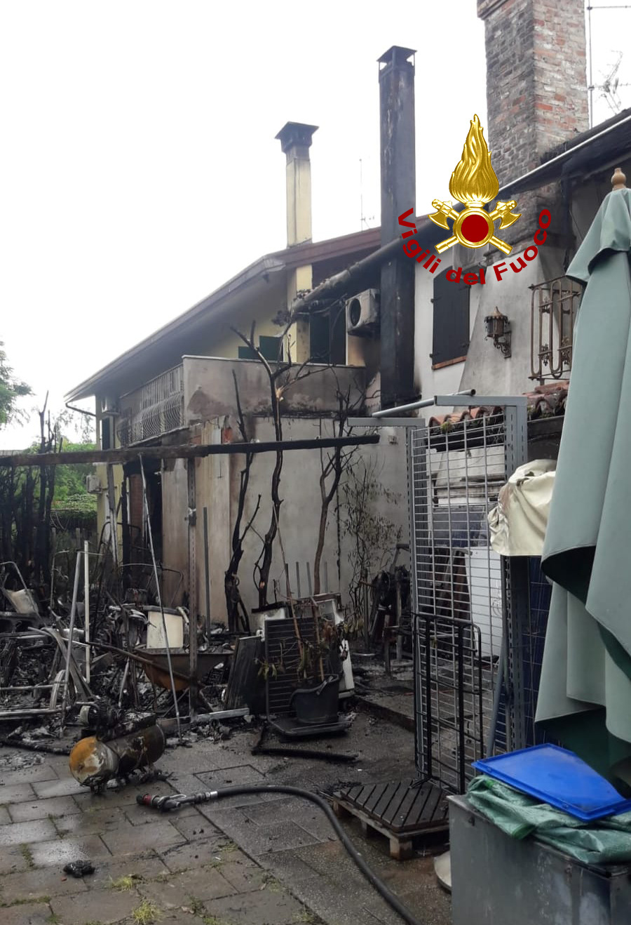 MESTRE: INCENDIO ALL'ALBA AI DANNI DI UN'ABITAZIONE, 14 POMPIERI AL LAVORO. NESSUN FERITO
