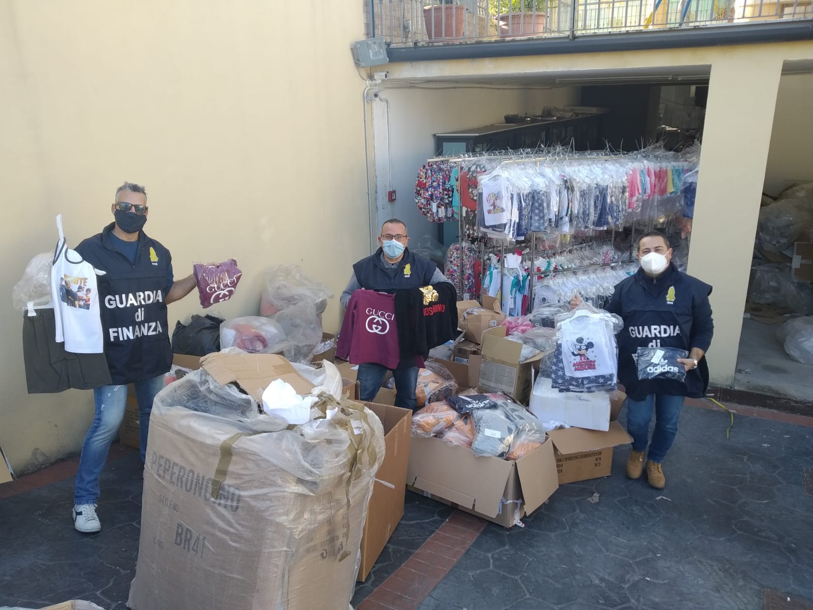 VENEZIA: LA GUARDIA DI FINANZA SEQUESTRA OLTRE 16.500 CAPI DI ABBIGLIAMENTO CON MARCHI CONTRAFFATTI