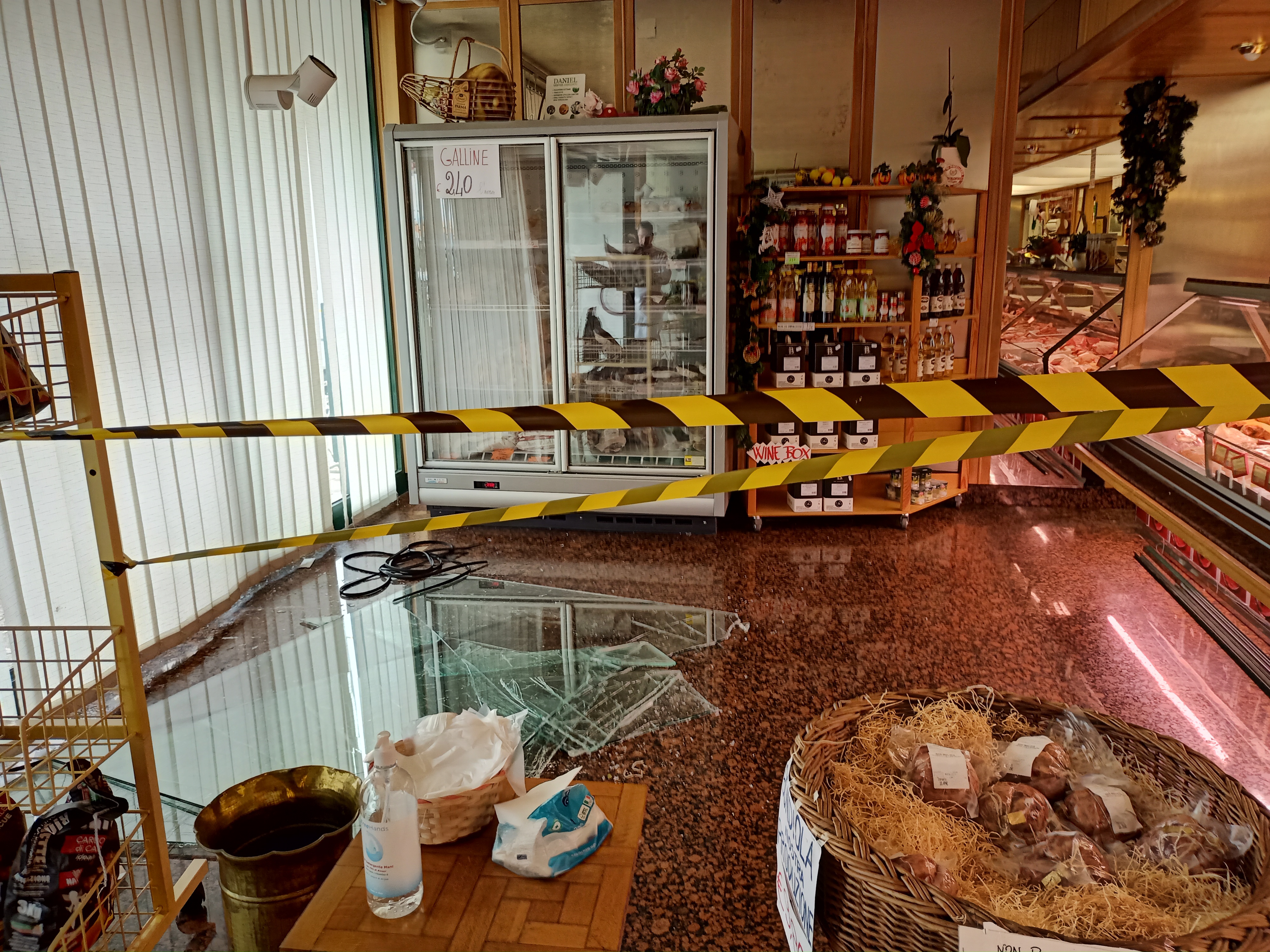 ZOPPOLA: PERDE IL CONTROLLO DELL'AUTO E SFONDA LA VETRINA DI UNA MACELLERIA IN VIA CUSANO