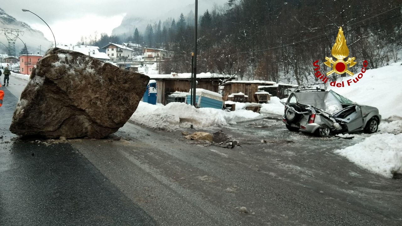AGORDO (BL): MASSO DI 4 METRI CUBI SCHIACCIA UN'AUTO E SFIORA LE ABITAZIONI