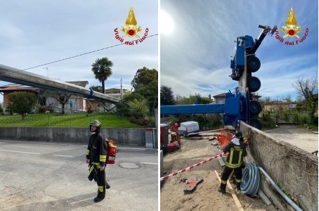 MIRACOLO IN VIA PLANTON A PORDENONE, UNA GRU SI ABBATTE SULLE ABITAZIONI, MA FORTUNATAMENTE NON PROVOCA FERITI 