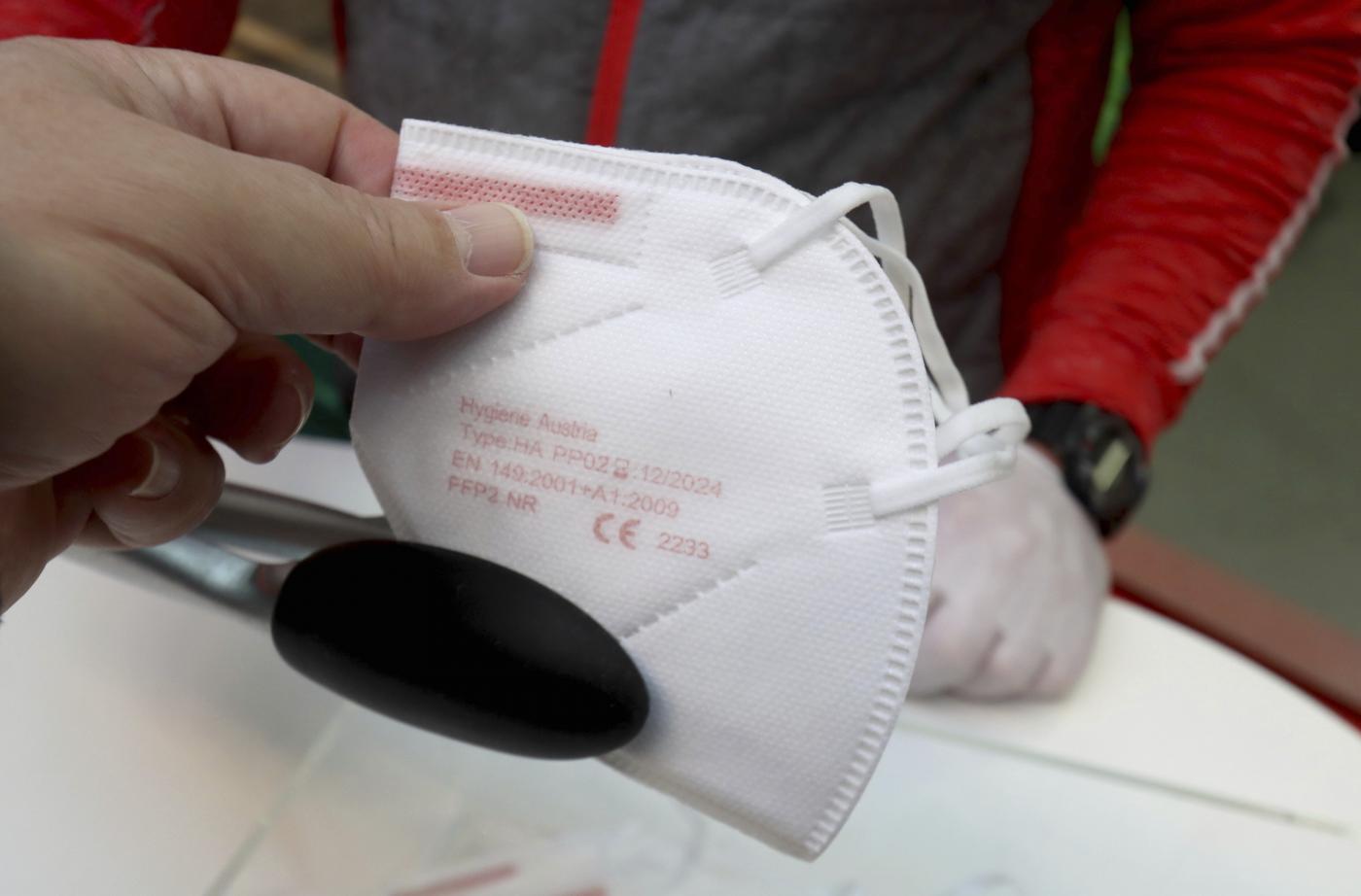 NEL VENEZIANO: SEQUESTRATE 2,6 MILIONI DI MASCHERINE CHIRURGICHE CON FALSA MARCATURA “CE”