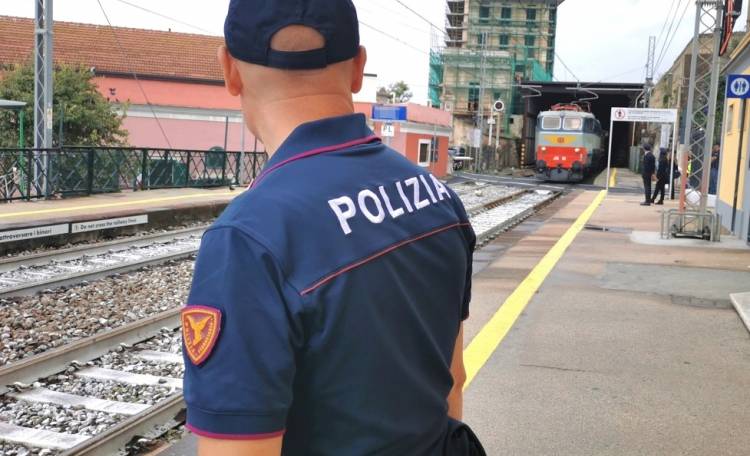 RUBA LO ZAINO DI UNA TURISTA SUL TRENO VIENNA-TRIESTE, MA VIENE SUBITO SCOPERTO: DENUNCIATO UN 53ENNE CATANESE