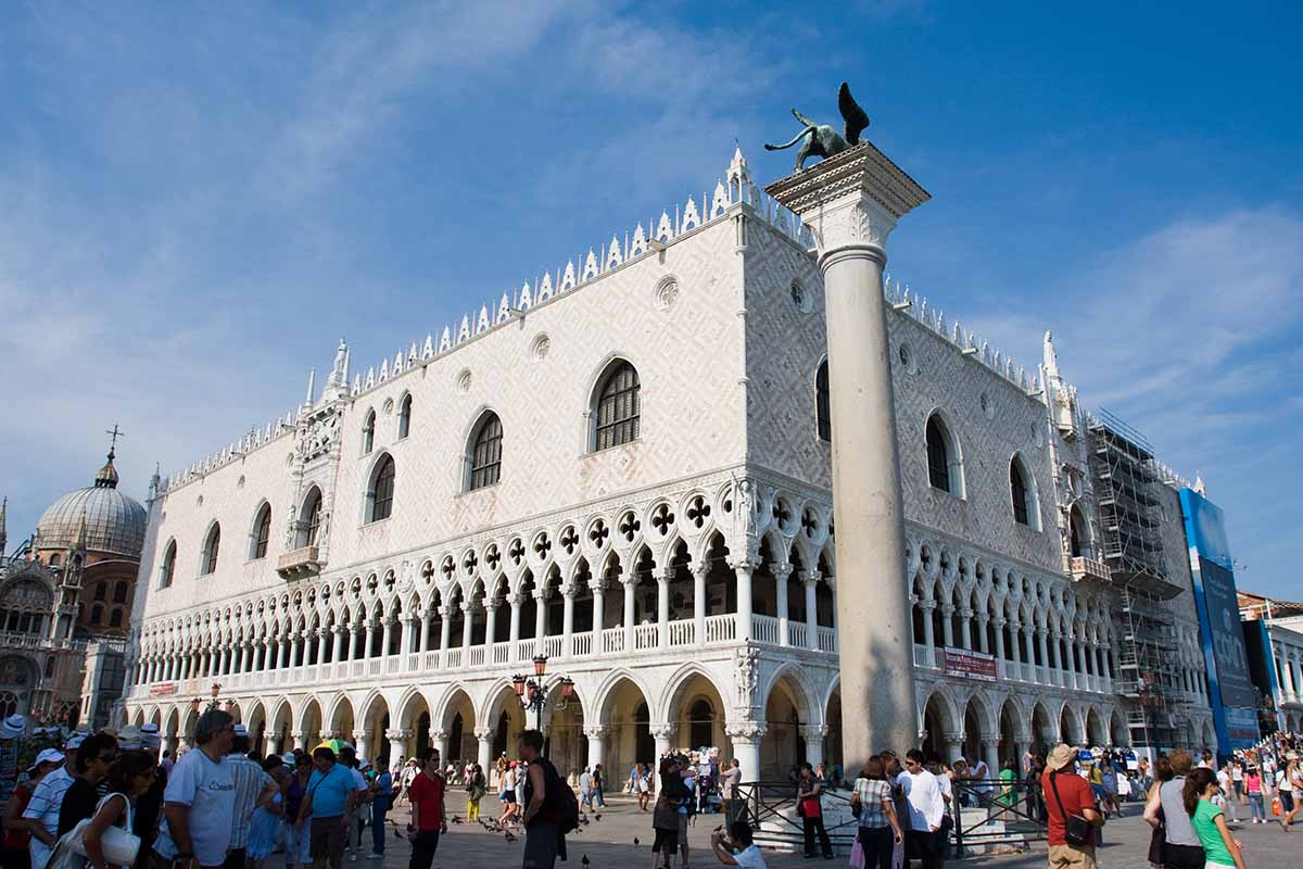 Venezia, furto a Palazzo Ducale. L'allarme è scattato alle 10 di questa mattina per la scomparsa di alcuni gioielli in esposizione.