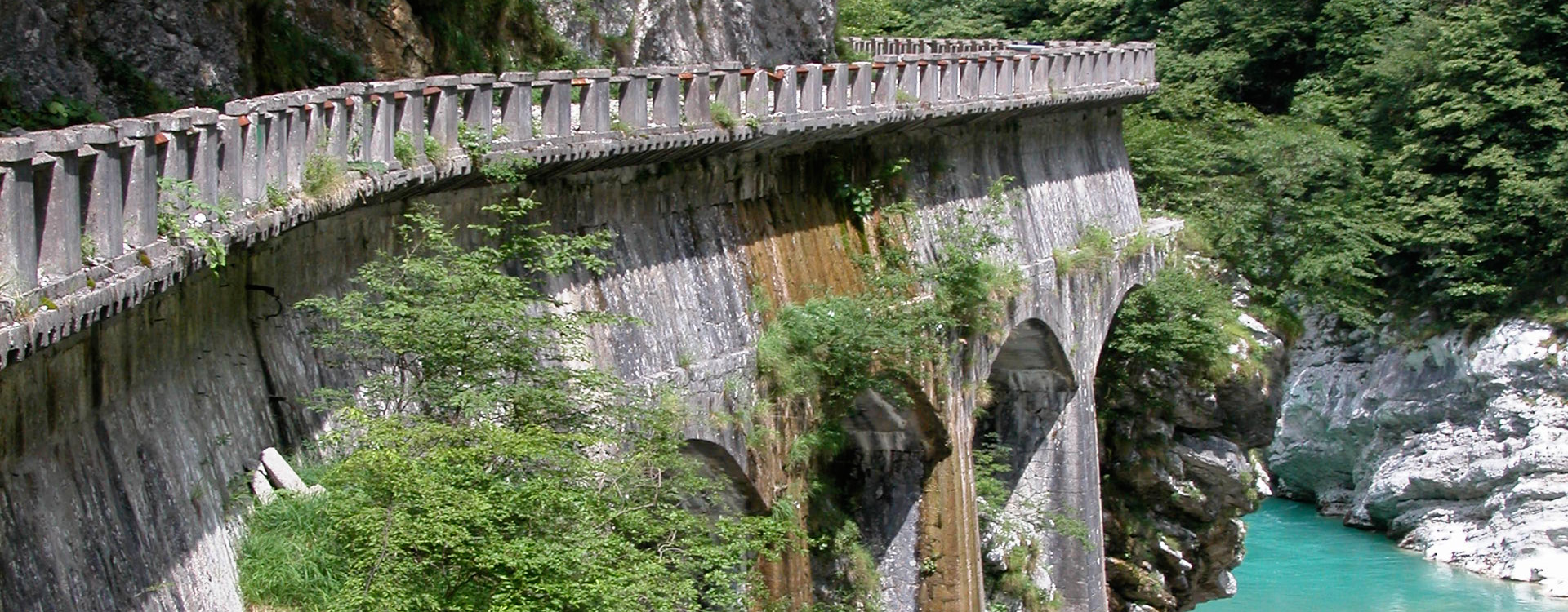 TURISMO MONTANO IN FVG: RIAPRE AL PUBBLICO LA VECCHIA STRADA DELLA VALCELLINA, CON IL TRENINO E IL PONTE TIBETANO 
