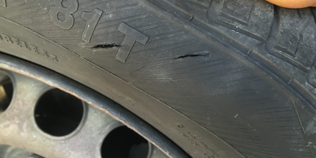 ANCORA VANDALI IN AZIONE: SQUARCIATE LE GOMME DI ALTRE 5 AUTO