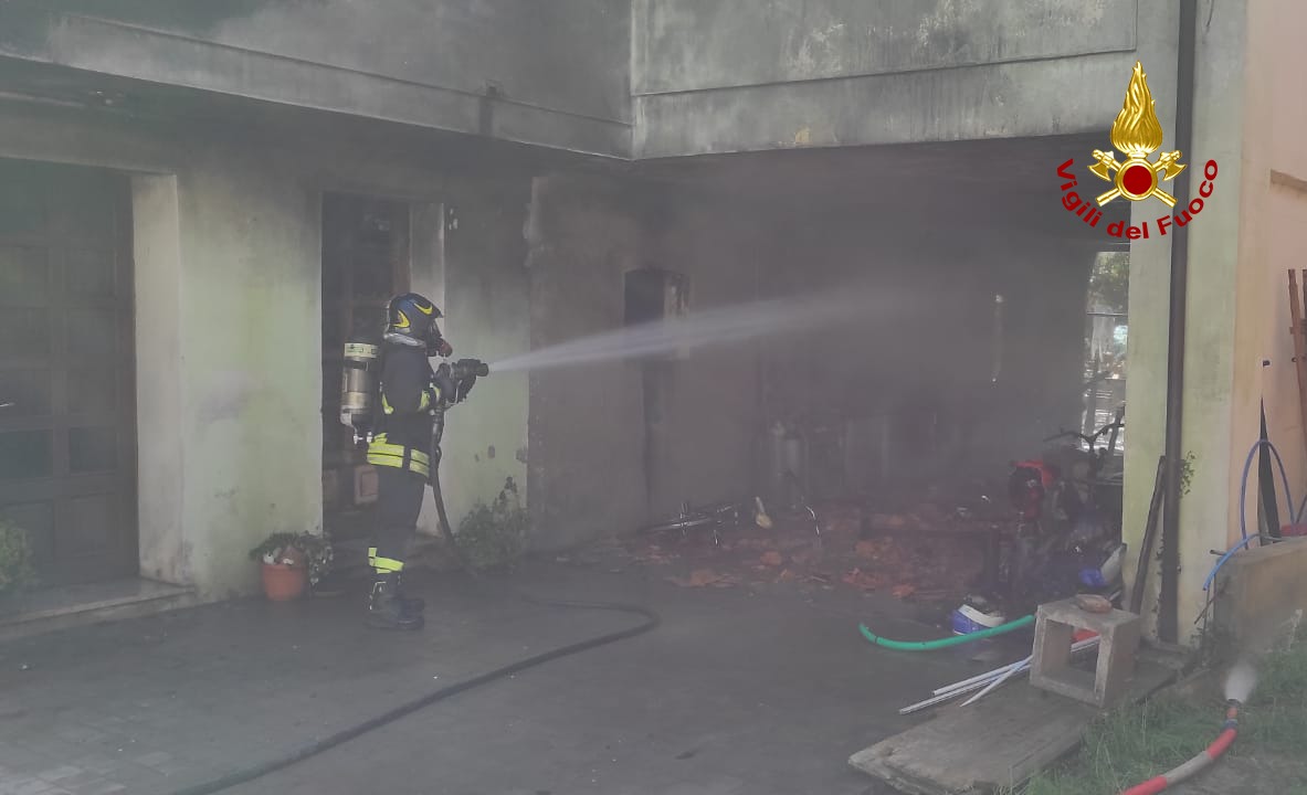 TEGLIO VENETO: INCENDIO A GARAGE E ABITAZIONE, NESSUNA PERSONA FERITA E DANNI ALLE STRUTTURE