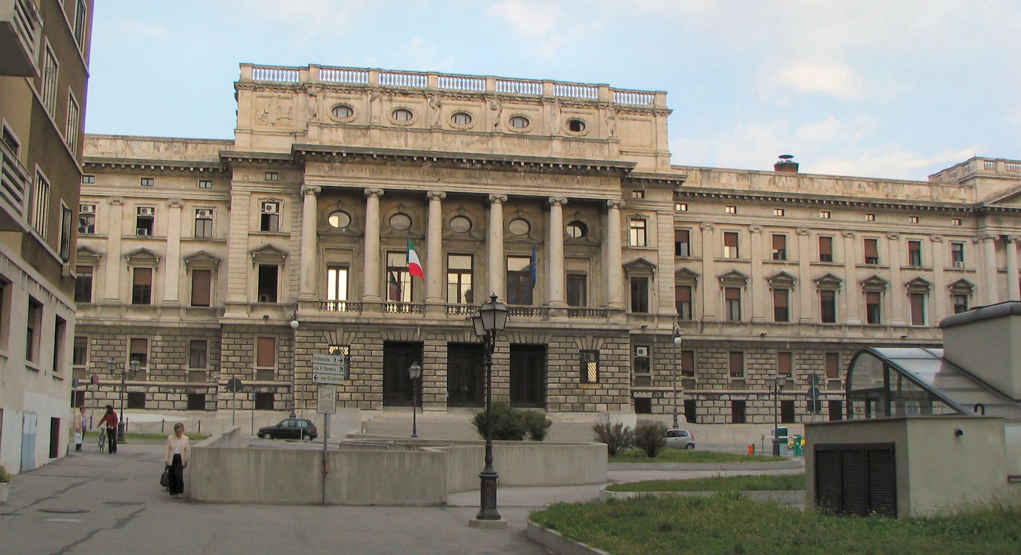 TRIESTE: SI PRESENTA IN TRIBUNALE PER CONVALIDA DEL FERMO, MA TENTA LA FUGA 