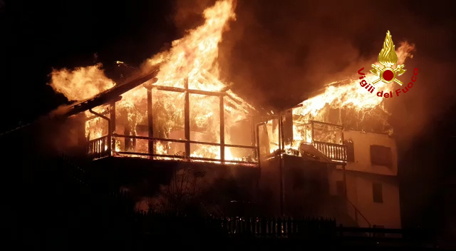 INCENDIO NEL BELLUNESE: A FUOCO DUE ABITAZIONI A ZOLDO ALTO, NESSUN FERITO