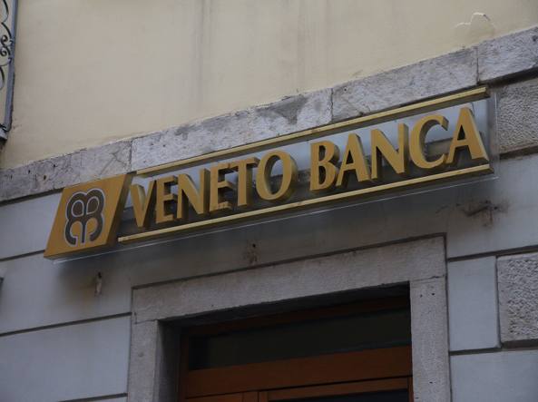 Montebelluna, invalido protesta davanti alla sede di Veneto Banca. L'uomo ha perso 100mila euro in azioni.