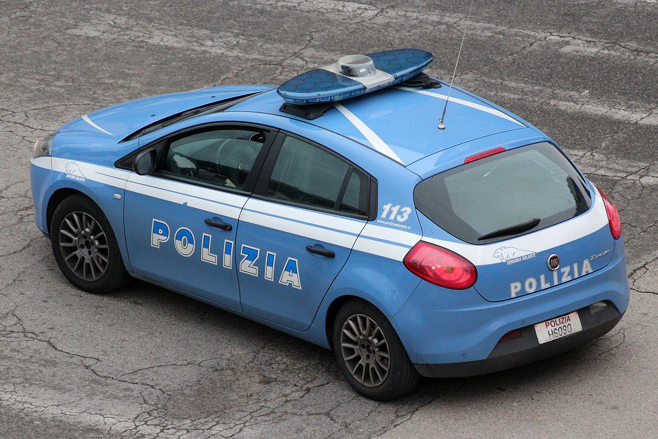 DANNEGGIA LE PORTE DI UN CENTRO COMMERCIALE, DENUNCIATO TRIESTINO DALLA POLIZIA DI STATO LOCALE