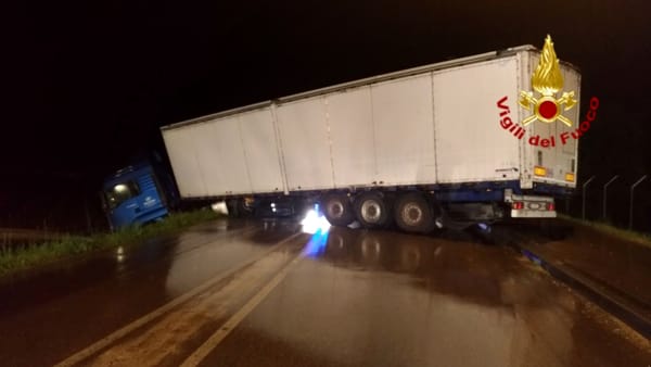 VAZZOLA: CAMION FUORI STRADA, VIGILI DEL FUOCO AL LAVORO PER ORE NELLA NOTTE