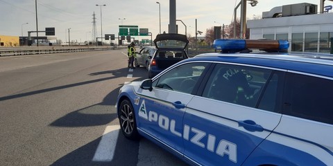UBRIACO, SI ADDORMENTA AL VOLANTE MENTRE E’ IN SOSTA AL CASELLO AUTOSTRADALE