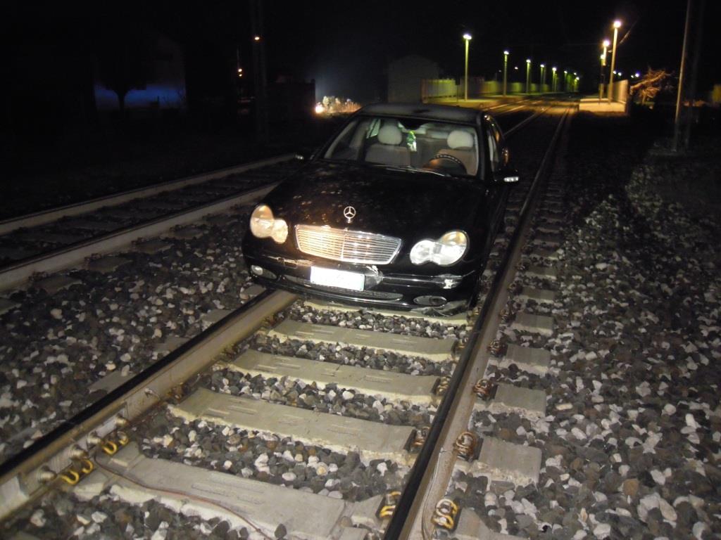 FONATANFREDDA: CON L'AUTO SULLA LINEA UDINE-VENEZIA, 42ENNE DENUNCIATO NELLA NOTTE