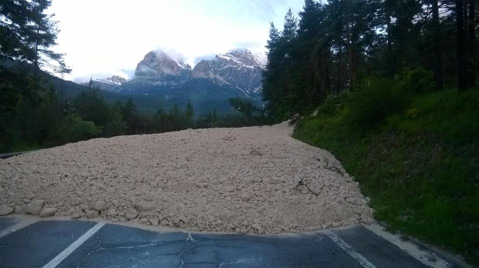 FRANA VICINO A CORTINA, DAL SORAPIS SCENDE UN FRONTE DI 80 METRI