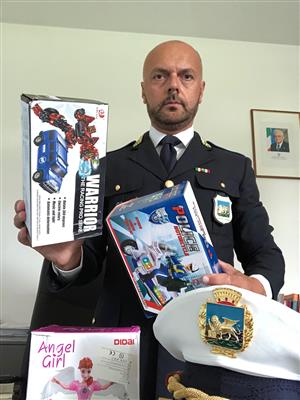 BIBIONE: MAXI SEQUESTRO DI GIOCATTOLI IN UN BAZAR, SIGILLI A 3MILA PEZZI