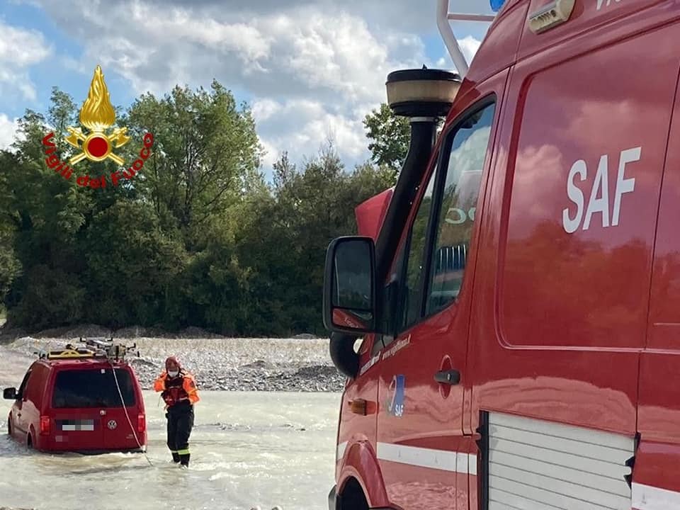 CORDENONS, BLOCCATO IN MEZZO AL GUADO IN PIENA