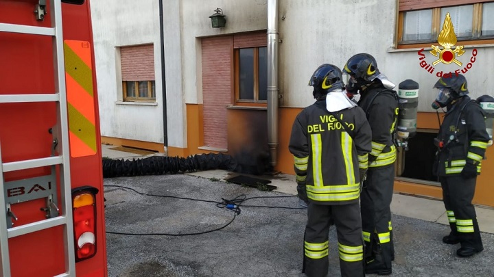 INCENDIO A MERETO TOMBA: IMPORTANTE INTERVENTO DEI VIGILI DEL FUOCO