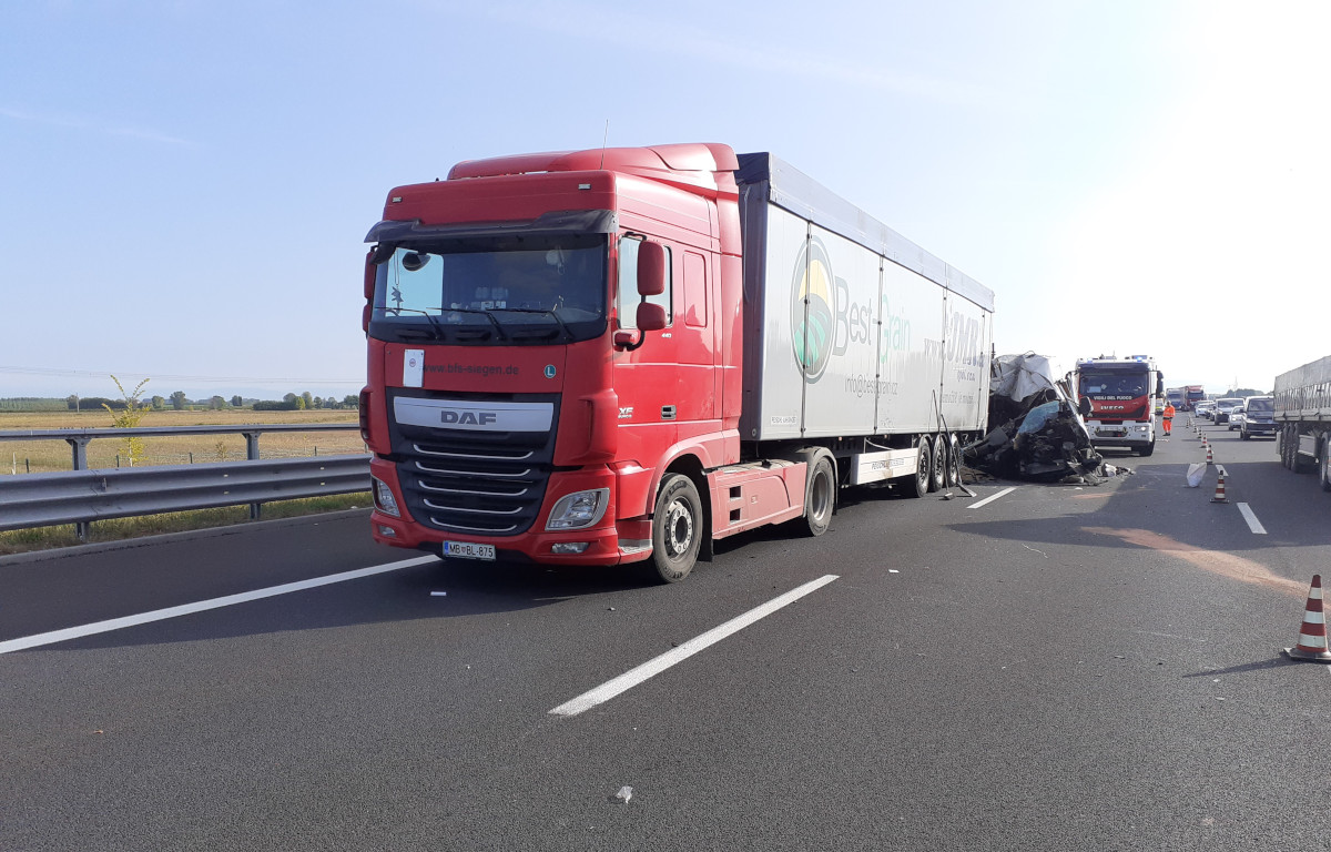 NON SI ACCORGE DELLA CODA, FURGONE TAMPONA ARTICOLATO IN A4