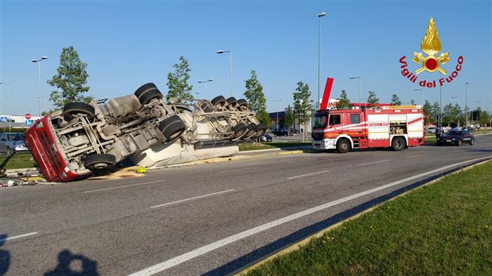 GRUARO: CAMION SI ROVESCIA FUORI DAL CASELLO AUTOSTRADALE, UN FERITO